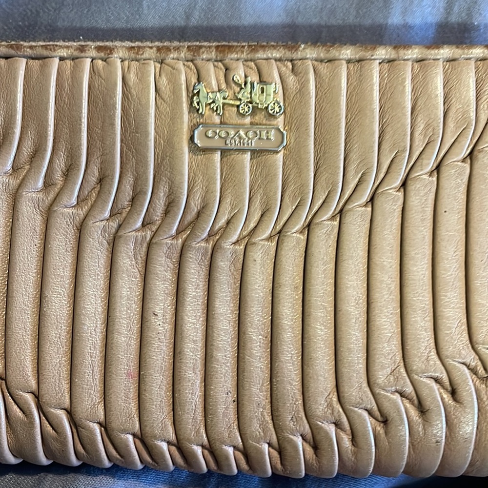 Beautiful Coach Wallet - Picture 3 of 8